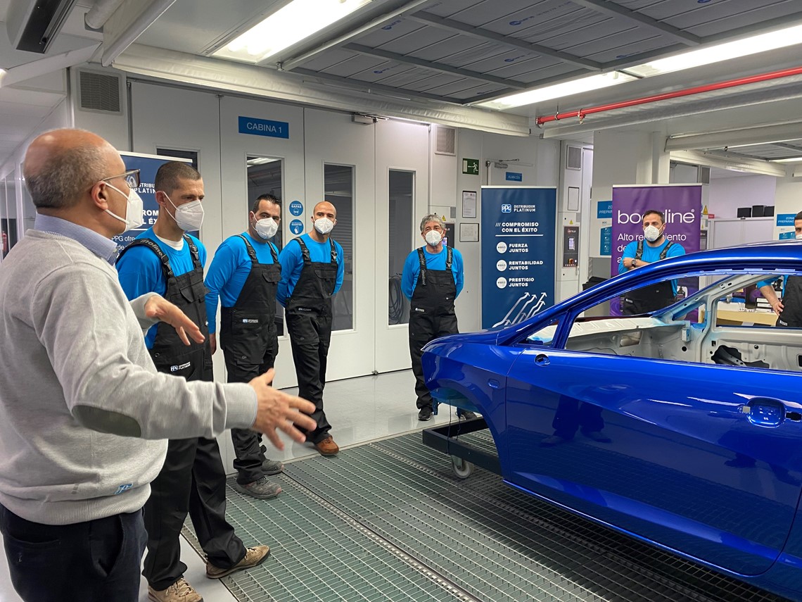 Ildefonso Jiménez junto a los técnicos en un momento del curso en el Centro de PPG en Rubí